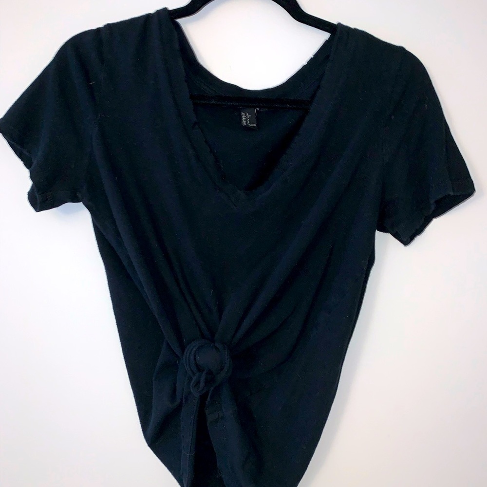 🤍 Black tie t-shirt in size small
